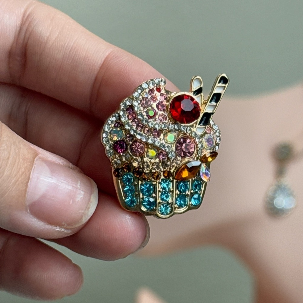 ⚜️❤️‍🔥 Cakéz Colorful Cupcake Brooch with Crystals 🧁💎 - Picture 3 of 9